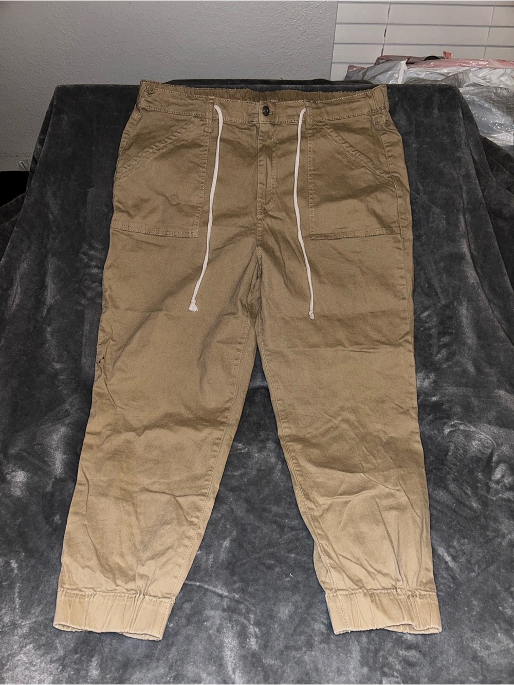 No Boundaries Men's Tan Cargo Jogger Pants with Drawstring